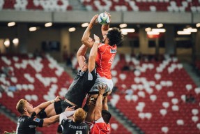 球队管理层召开内部会议研究近期成绩波动问题，球队管理人员