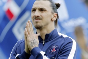 库里陪伴母亲出席体育公益颁奖典礼，库里2母亲节