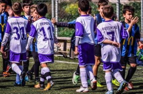 球员在比赛中展现领导力带动队友奋勇拼搏，球队领袖需要具备的