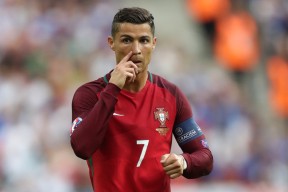 中国篮球球员是否具备国际比赛适应性，我国篮球运动员的技术风格是( )