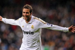 王艺迪苦战七局逆转夺冠！赢球后握拳冲天怒吼，向镜头开心招手并飞吻