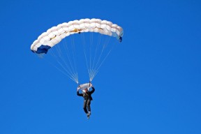 尤文多特欧冠焦点对决，意甲经验VS德甲活力，尤文提前两轮完成意甲九连冠