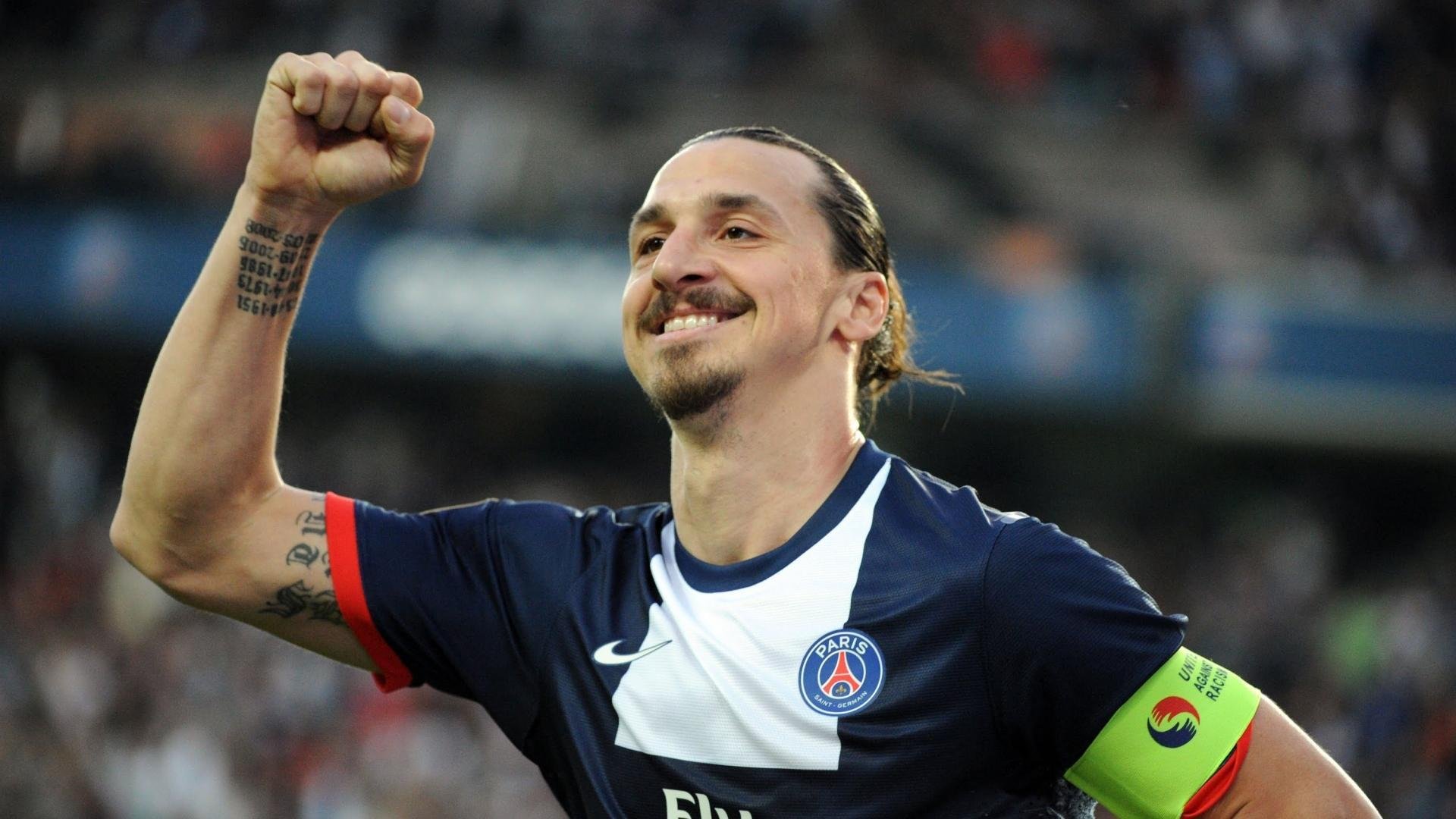 中国足球比赛中球员语言沟通与默契形成过程，足球运动员语言